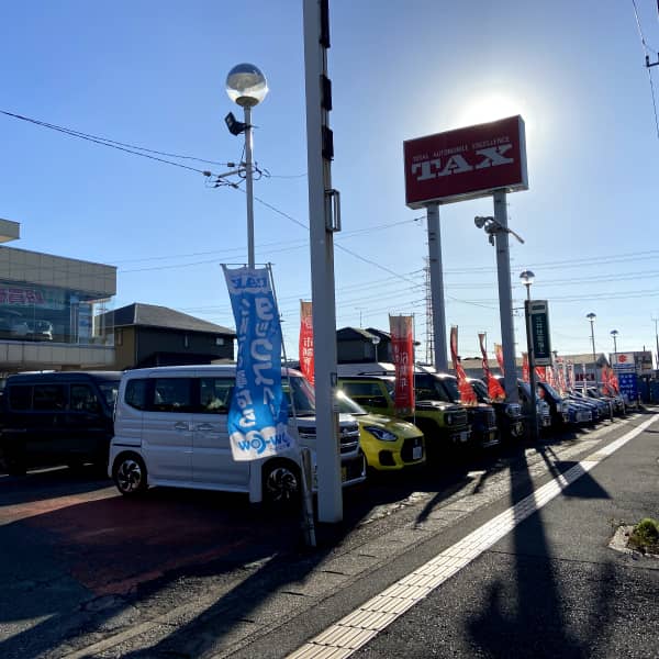 中古車販売店の屋外展示スペースと旗