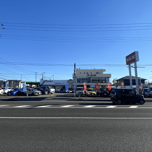 自動車ディーラーショップの外観と駐車場