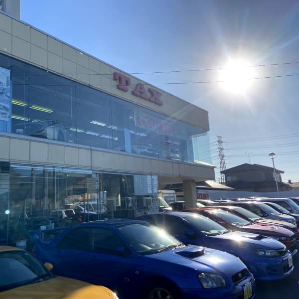 カーショップのショールーム内部と展示されている車