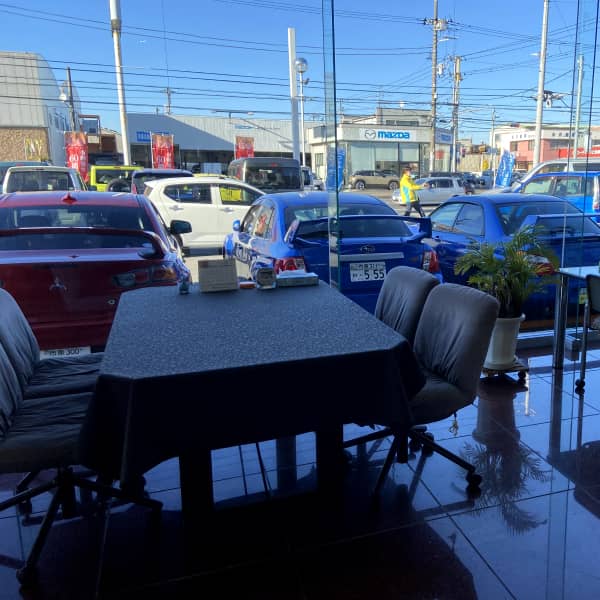 カーショールーム内部から見た屋外の展示車両