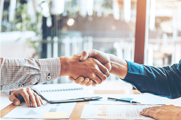 ビジネスシーンで握手を交わす二人の手元