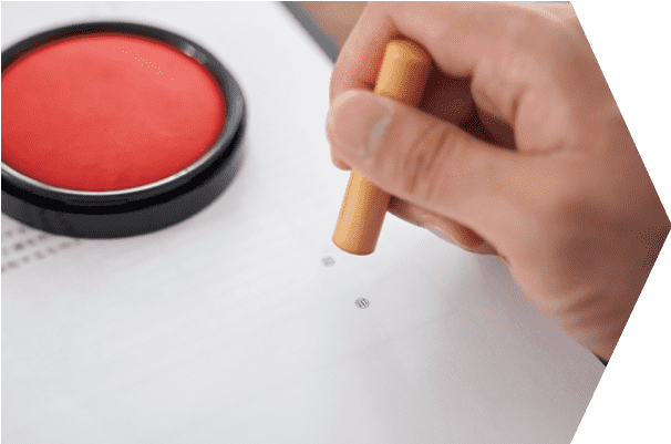 印鑑を押して契約を確定する手元