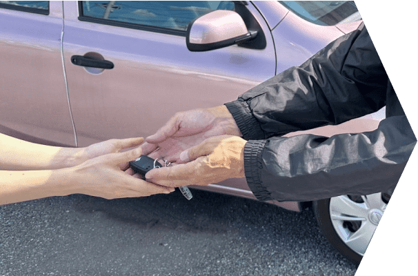 車のキーを受け渡す様子