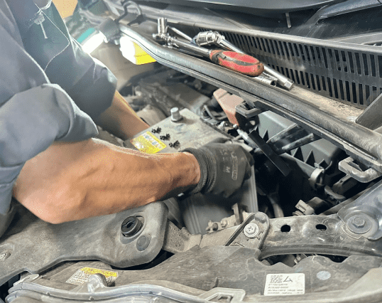 作業員がタイヤの空気圧を測定・調整している様子