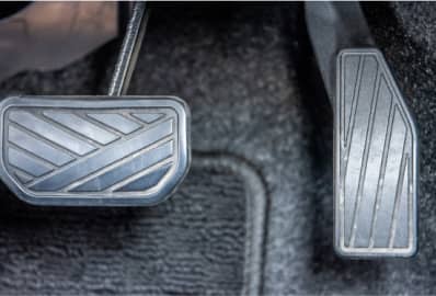 自動車のブレーキペダルとアクセルペダルのクローズアップ