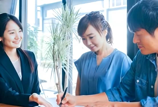 説明を受けている夫婦