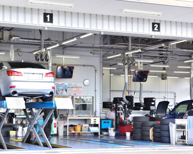 自動車整備工場の内部に設置されたリフト