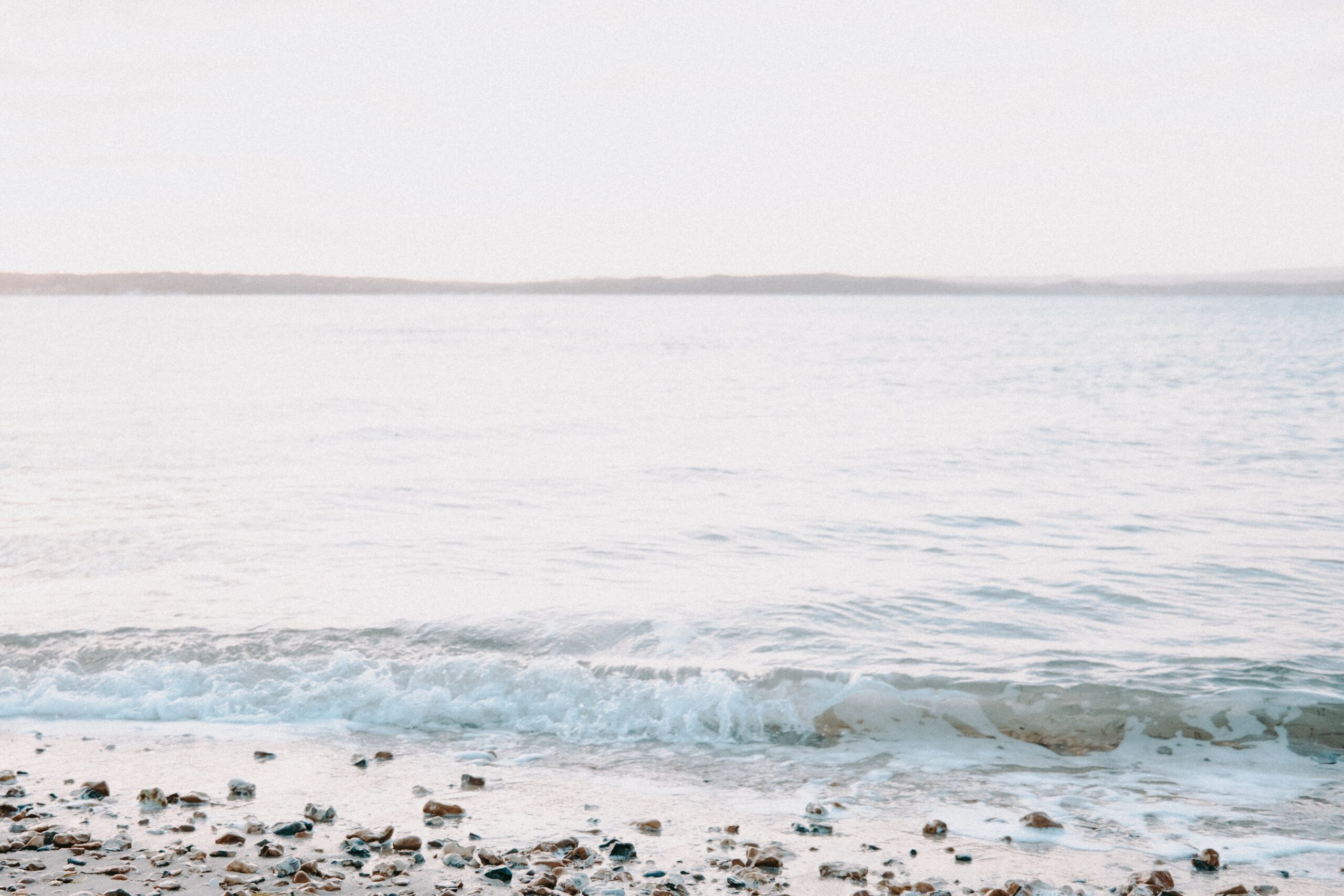 穏やかな海岸線と砂利のあるビーチ